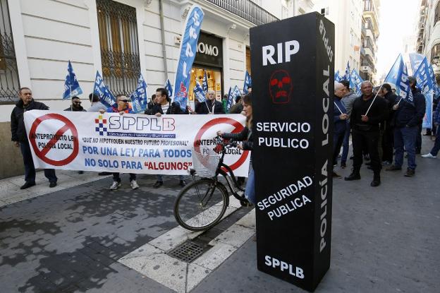 Policías, durante una protesta en contra de la ley junto a Les Corts hace unos meses. / Irene Marsilla