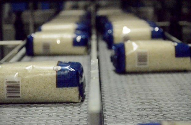 Paquetes de arroz en las instalaciones de la empresa valenciana Arrocerías Pons. / lp