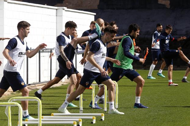 Los jugadores del Valencia durante el entrenamiento de ayer. / irene marsilla