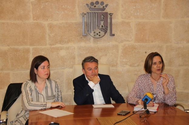 Villaverde y Chulvi junto a la representante de la Conselleria de Educación, Inma Sánchez. / B. O.