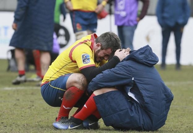 Un jugador de la selección española consola a un compañero. / efe