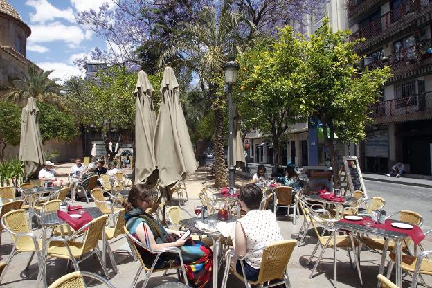 Terraza de un bar en el Carmen. / irene marsilla