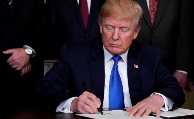 Donald Trump firma las medidas arancelarias para China./Reuters
