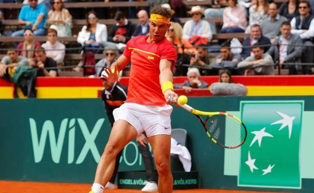Rafa Nadal golpea la bola durante el partido./EFE
