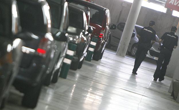 Dos policías nacionales, patrullando el aparcamiento del aeropuerto de Valencia./J. J. Monzó