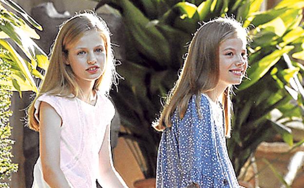 Primer posado de la Princesa Leonor y la Infanta Sofía solas, en 2007.