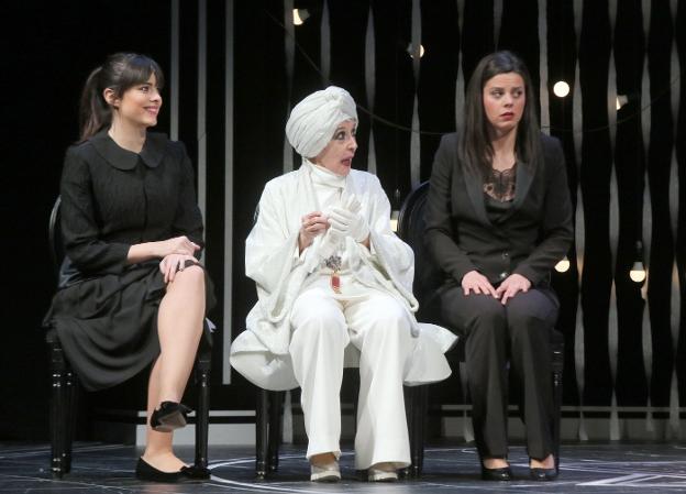Concha Velasco, en el centro, en una escena de 'El funeral'. ::
/LP