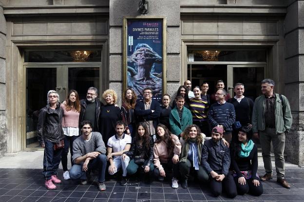 El equipo de 'Divines Paraules' y 'Lo Inevitable' ante el teatro Principal. / irene marsilla