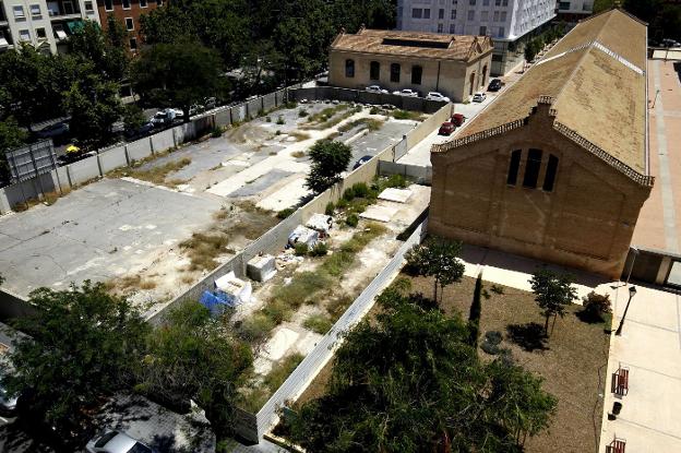 A la izquierda, solar vallado en Micer Mascó que pasará a manos del Ayuntamiento. / irene marsilla