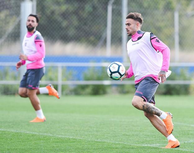 Roger conduce el balón junto a Ivi ayer en Buñol. / levante ud