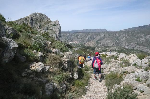 Un grupo de turistas realizan la senda de la Foradà durante las fiestas de Pascua. / Jose Iglesias