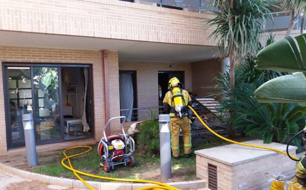 Un bombero, en la finca donde se ha declarado el fuego. /Consorcio Provincial de Bomberos