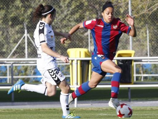 Jessica Silva conduce el balón durante un partido del Levante femenino.