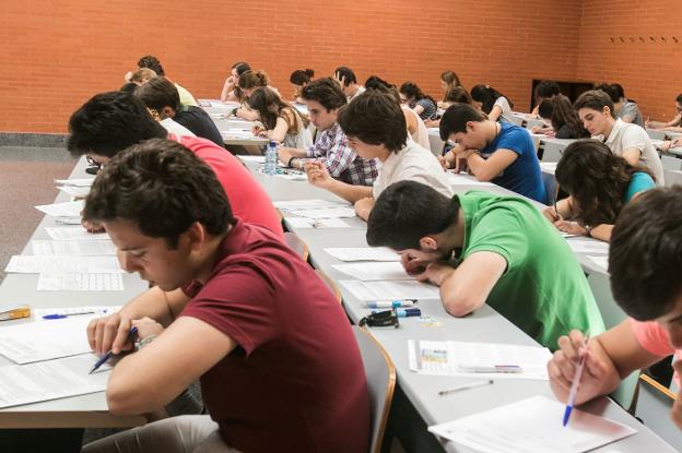 Universitarios valencianos, durante un examen. / jesús montañana