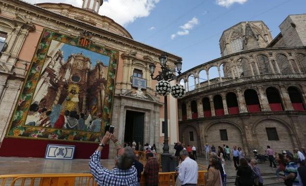 Tapiz floral con motivo de la festividad de la Virgen de los Desamparados.