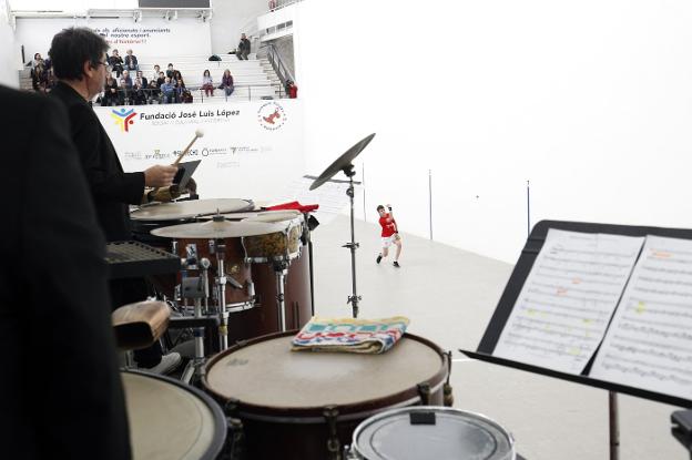 El grupo de percusión Amores interpretó ayer 'Trinquetíssim' junto a jugadoras de pilota. / irene marsilla