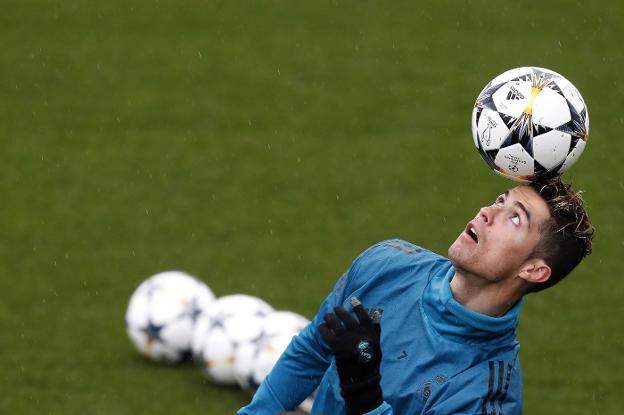 Cristiano Ronaldo, ayer durante el entrenamiento. / efe