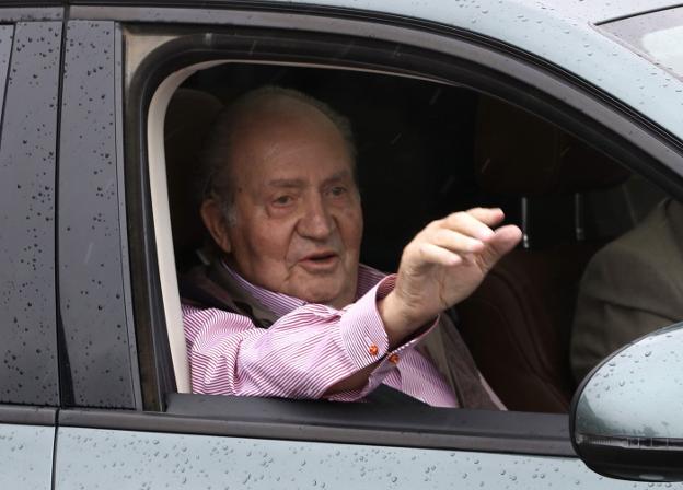 Don Juan Carlos se paró a hablar con los periodistas a su salida del hospital. / efe