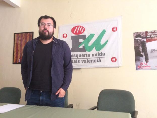 Nahuel González, ayer en la sede de Esquerra Unida de Gandia. / lp
