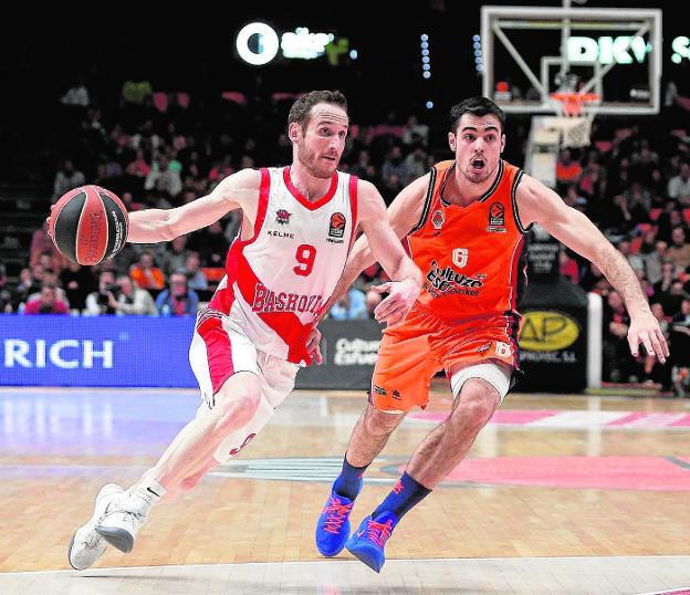 Huertas y Abalde, durante el partido de la Euroliga disputado en la Fonteta. / efe