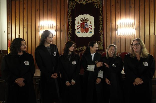 Las nuevas juezas posan con la presidenta del TSJ, Pilar de la Oliva. / irene marsilla