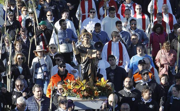 La Santa Faz parte 12 minutos tarde hacia el monasterio acompañada de miles de alicantinos