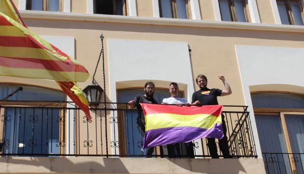 La bandera republicana, en el ayuntamiento de Xeraco. / lp