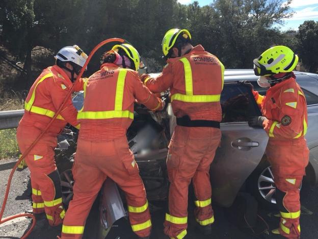 Los bomberos, durante la excarcelación. / consorcio de bomberos