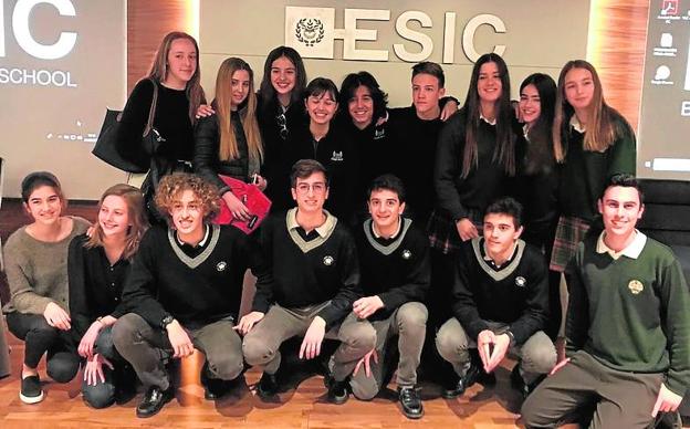 Los alumnos del Abecé que participan en la liga de debates. / lp