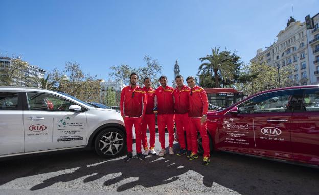 El equipo español, con modelos de Kia en la Plaza del Ayuntamiento de Valencia./
