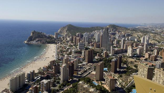 Vista panorámica de Benidorm, una plaza donde se codean apartamentos y hoteles. / afp