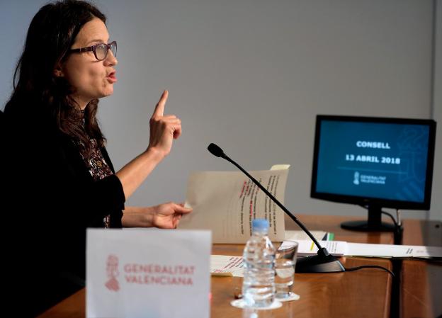 La vicepresidenta Mónica Oltra, durante su comparecencia de ayer. / EFE/CÁRDENAS