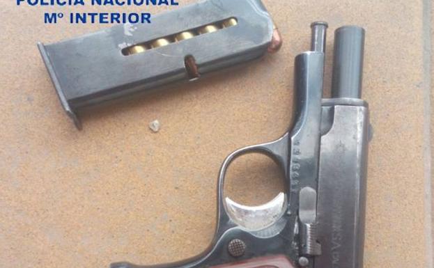 Detenido por quedarse con una pistola cargada que encontró un contenedor de una avenida de Valencia