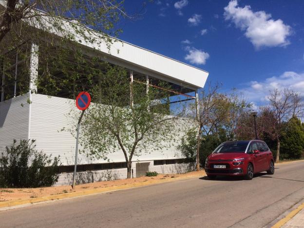 Imagen del Trinquet de Gandia, en obras, donde se aprecia que la obra linda con una calle del municipio vecino de Benirredrà. / ó. de la dueña