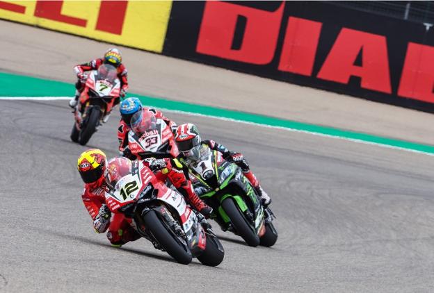 Xavi Forés, por delante de todos durante la carrera. / sbk