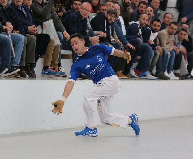 Jesús resta una pilota durante la final de Pelayo. / funpival