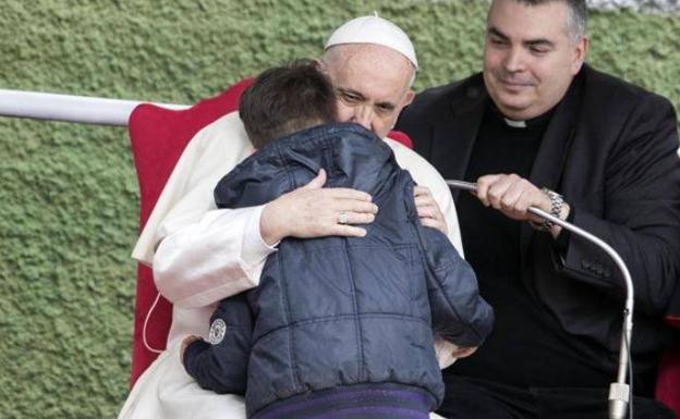 El Papa consuela a un niño que le preguntó entre lágrimas si su padre ateo estaba en el cielo