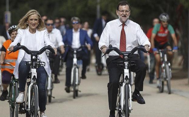Cifuentes y Rajoy durante la campaña electoral de las elecciones municipales y autonómicas de 2015./Reuters