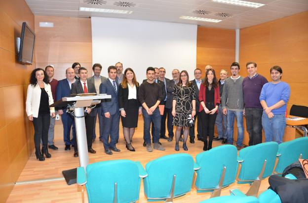 Momento de la entrega de los galardones a los alumnos premiados. / lp