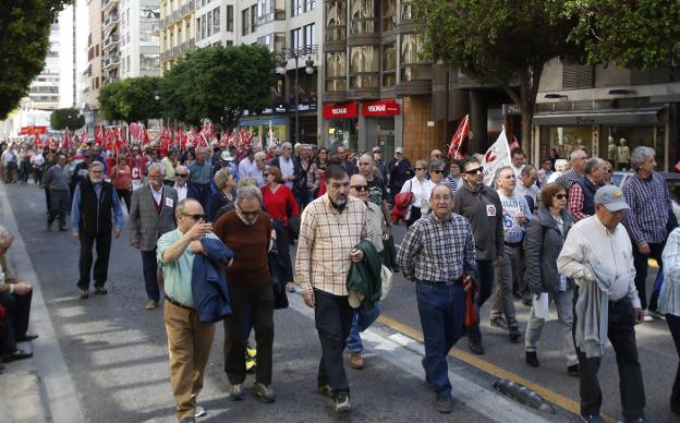 Participantes en la manifestación por unas pensiones dignas convocada ayer en Valencia por CC OO y UGT. / j. monzó