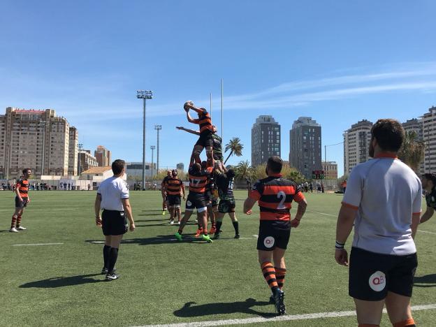 Espectacular salto en el partido disputado en los campos de rugby del Pantera. / lp