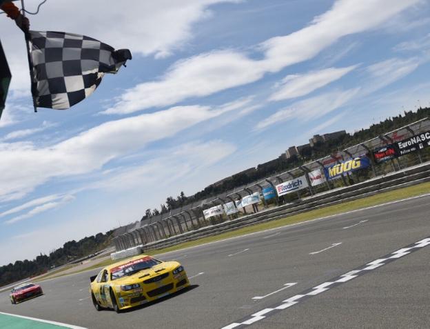 Alon Day cruza la meta de Cheste en primera posición. / circuit