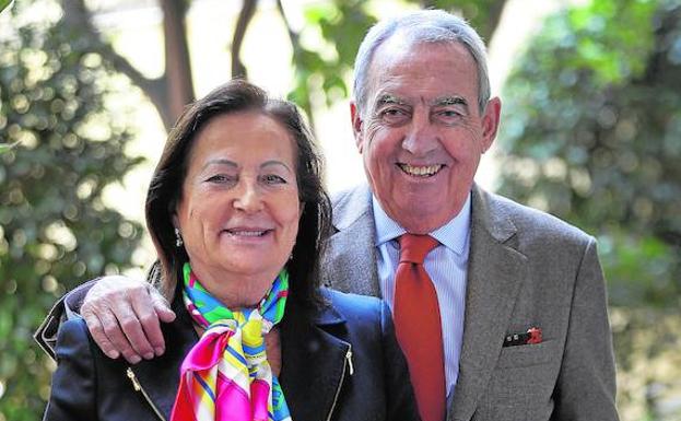 La pareja posa mostrando una complicidad que dura toda una vida./Jesús Signes