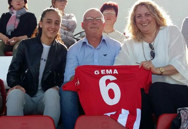Gema Soliveres, con sus padres y la camiseta del Jávea. / LP
