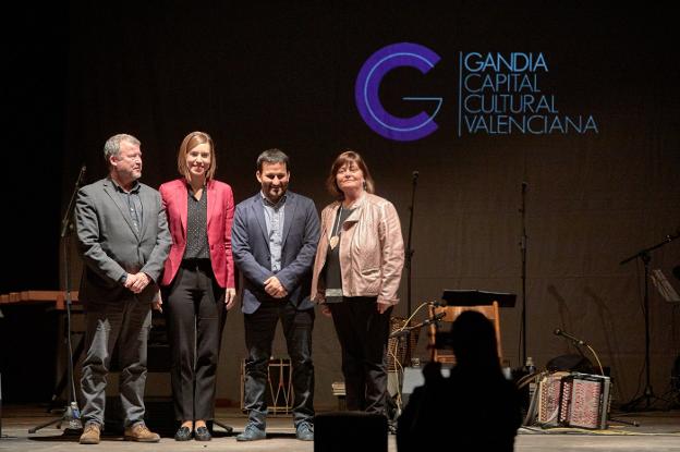 Los alcaldes de Sagunto, Gandia y Potries con el conseller de Cultura, Vicent Marzà. / natxo francés