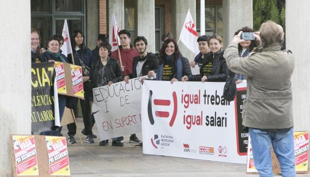 Profesores asociados de la Universitat y de la Politècnica, en la protesta ante la conselleria de la pasada semana. / damián torres