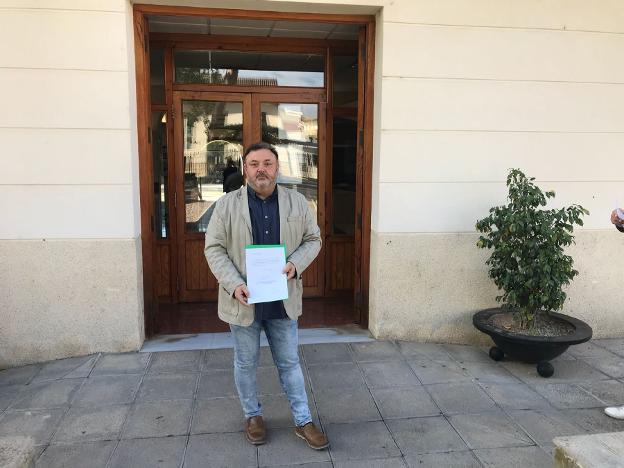Los concejales de Guanyem y Acord Ciutadà, ayer, con el escrito de su renuncia. / lp