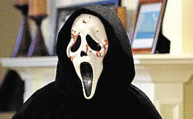 Máscara como la utilizada por los menores, en una escena de 'Scream 4'./