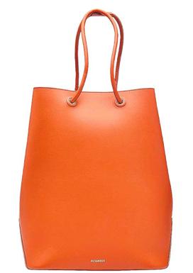 BOLSO MINIMALISTA. Los bolsos de cuero y funcionales resultan clave para armonizar cualquier conjunto, lo mismo formal que casual.