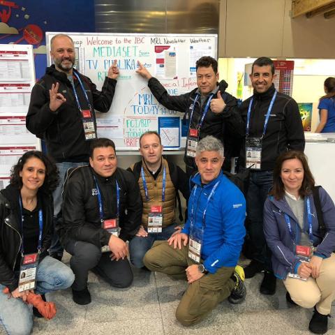 Parte del equipo técnico de Mediaset, a su llegada al centro internacional de prensa de Moscú./mediaset